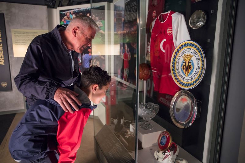 two people reading exhibit in the Arsenal Stadium tour museum